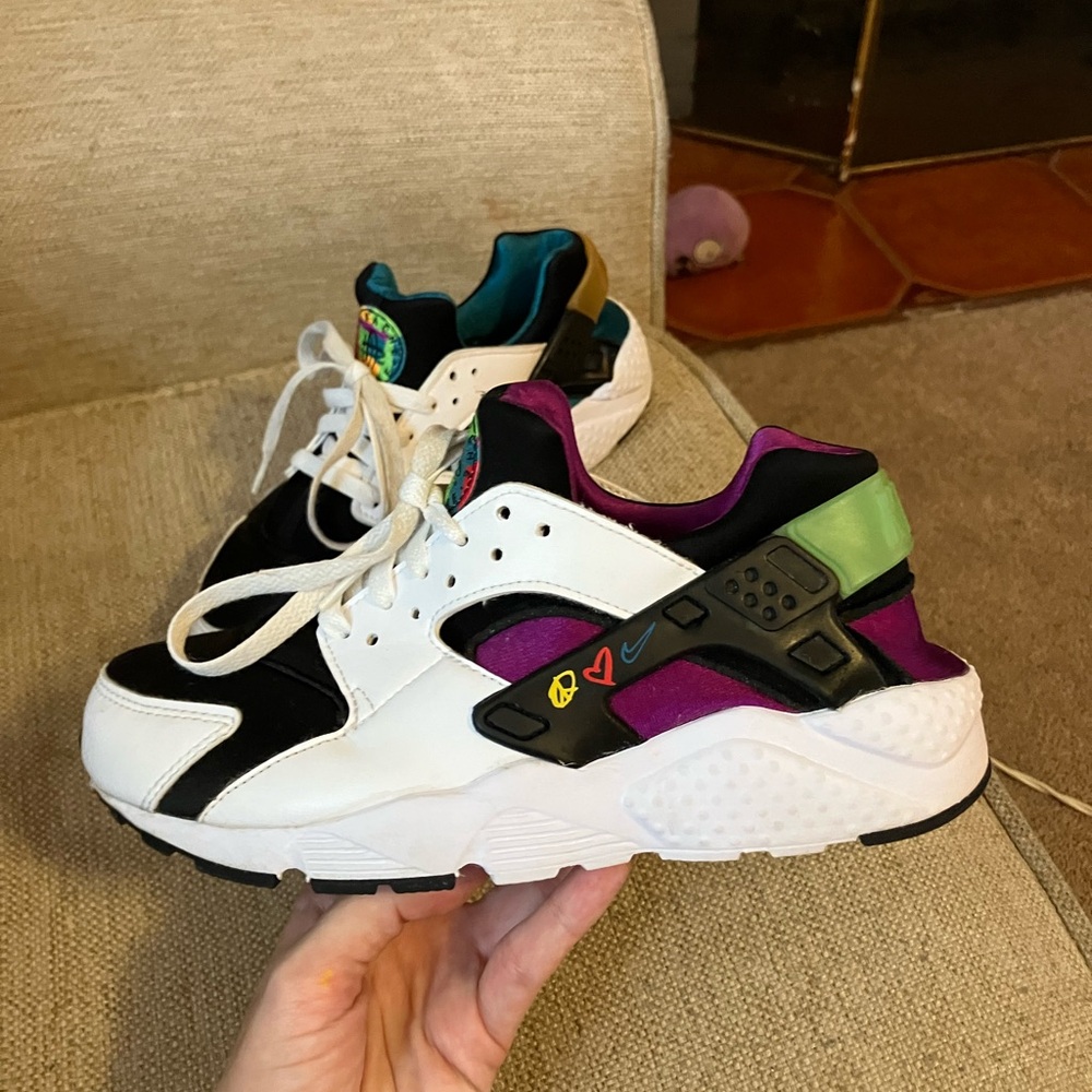Nike huarache peace love swoosh sneaker